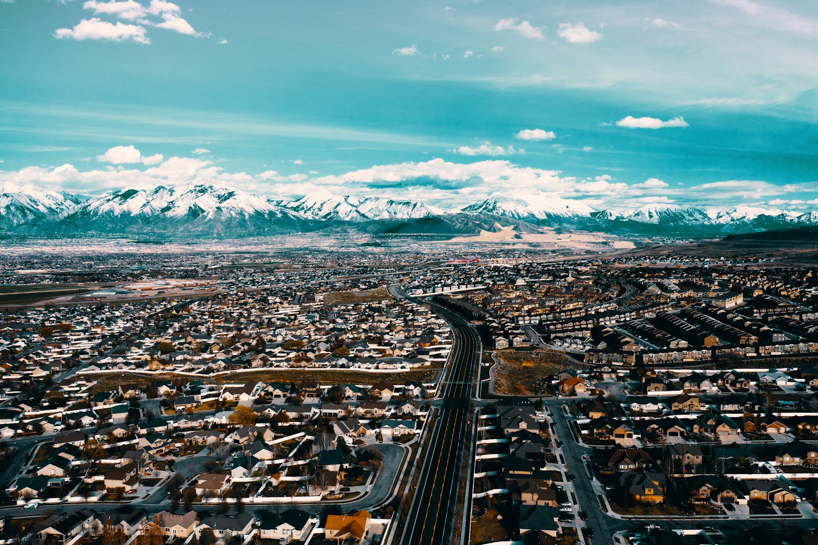 Aerial view of Boise, Idaho with mountains in the background